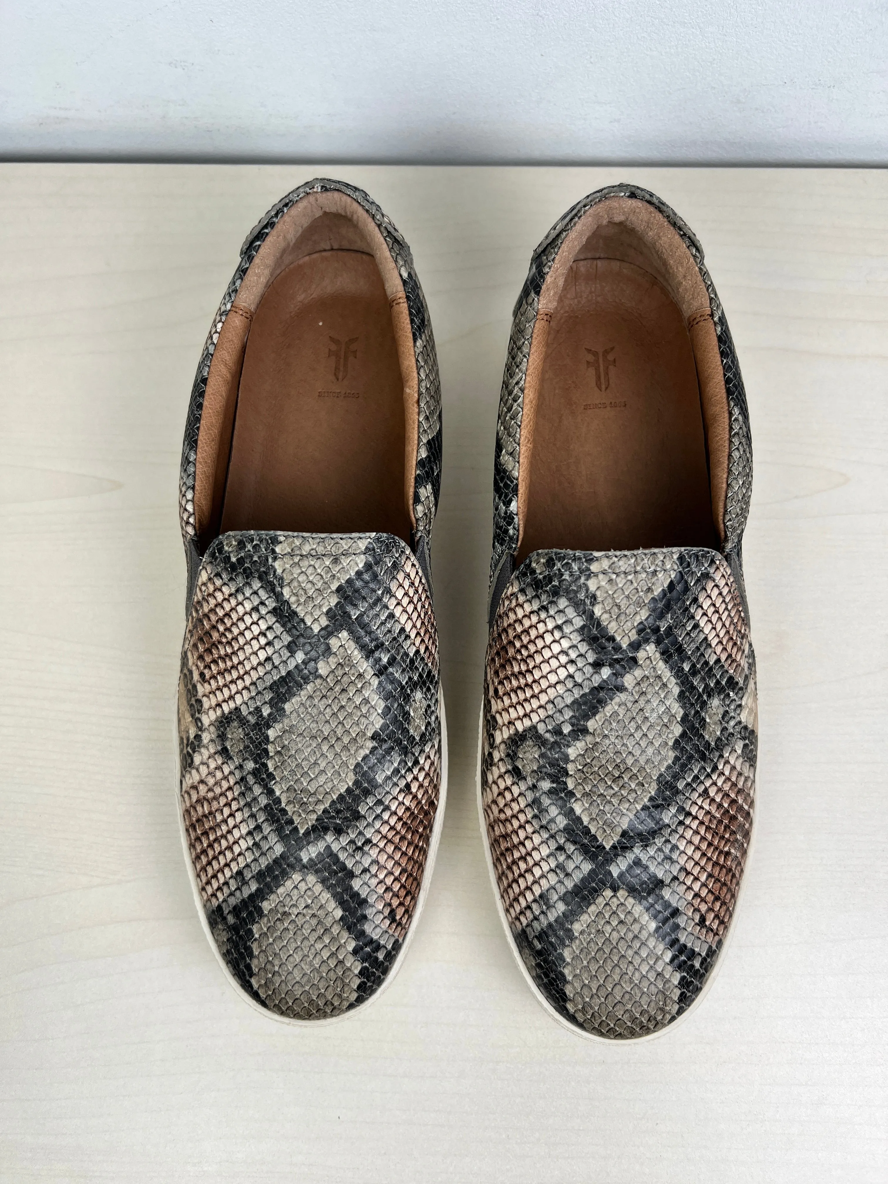 Shoes Flats By Frye In Snakeskin Print, Size: 8.5